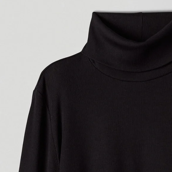 Sunday Best Freshmen Cropped Turtleneck - Picture 2 of 2